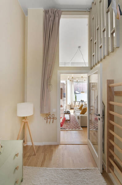 Яркий и тёплый интерьер небольшой квартиры на первом этаже в Стокгольме (34 кв. м)