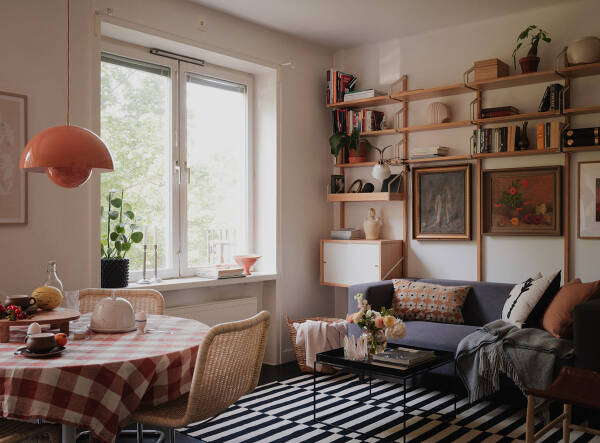 Маленькая шведская квартира с тёмным полом и спальней в нише (35 кв. м)