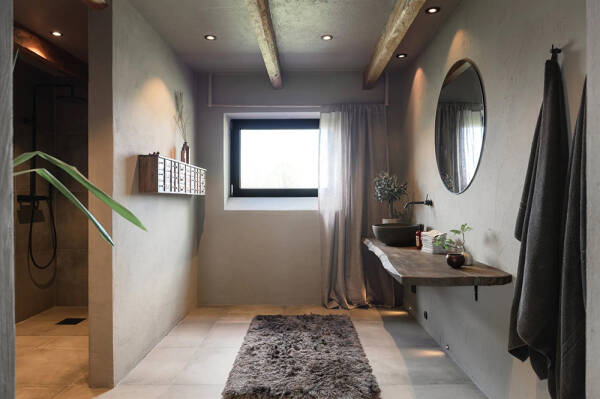 Стильный дом с чёрными элементами в декоре на месте старого амбара