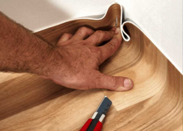 Пошаговая инструкция по обрезке линолеума под стену и плинтус: как сделать идеальные стыки?