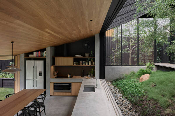 Человек и природа под одной крышей: дом в Брисбене