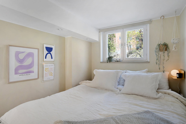 Яркий и тёплый интерьер небольшой квартиры на первом этаже в Стокгольме (34 кв. м)