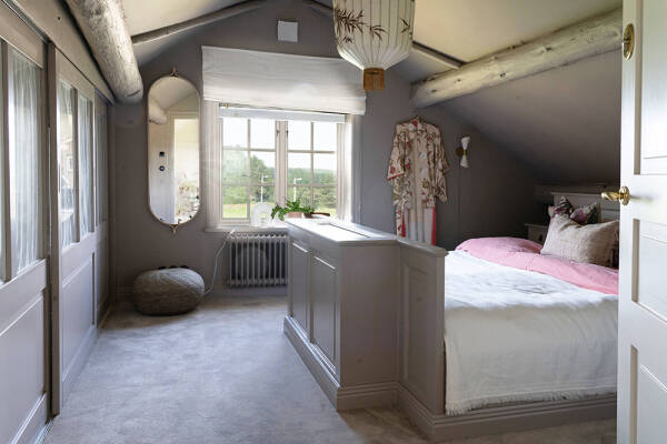 Красивая желтая вилла в Швеции с террасами и бассейном