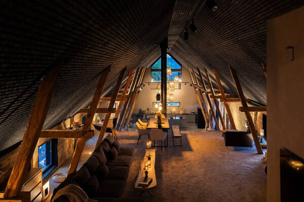 Стильный дом с чёрными элементами в декоре на месте старого амбара