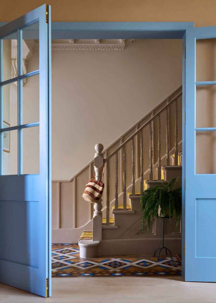 Приятные вставки цвета и современного декора в дизайне классического таунхауса в Лондоне