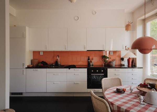 Маленькая шведская квартира с тёмным полом и спальней в нише (35 кв. м)