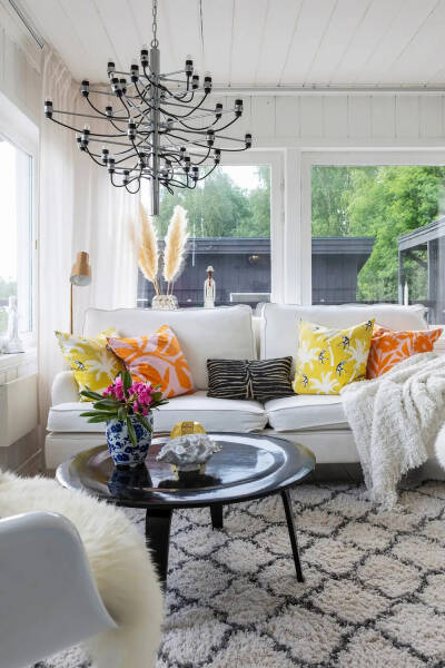 Уютный домик у озера в Швеции с белыми интерьерами