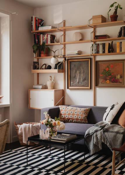 Маленькая шведская квартира с тёмным полом и спальней в нише (35 кв. м)