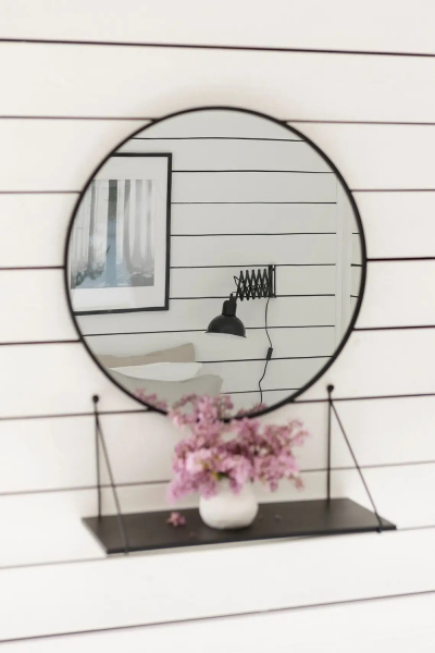 Уютный домик у озера в Швеции с белыми интерьерами