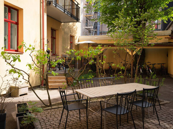 Бежевые стены, яркий декор и тёмная спальня: квартира в Гетеборге (68 кв. м)