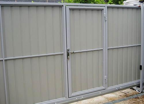 Распашные ворота со встроенной калиткой