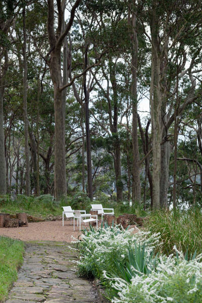 Уютные деревянные интерьеры старинного коттеджа на побережье в Австралии