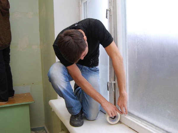 Дополнительное утепление пластиковых окон на зиму: как и чем заклеить?