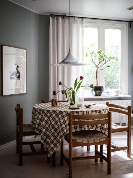 Скандинавская квартира с бежевой гостиной и терракотовой спальней (68 кв. м)