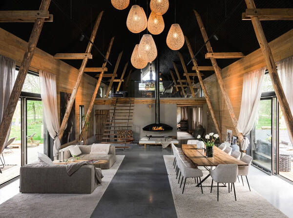 Стильный дом с чёрными элементами в декоре на месте старого амбара