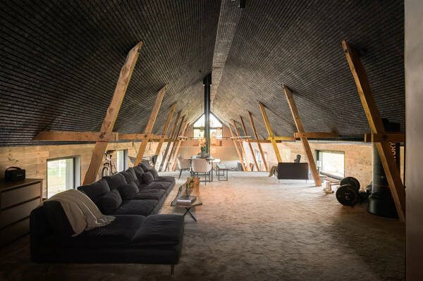 Стильный дом с чёрными элементами в декоре на месте старого амбара