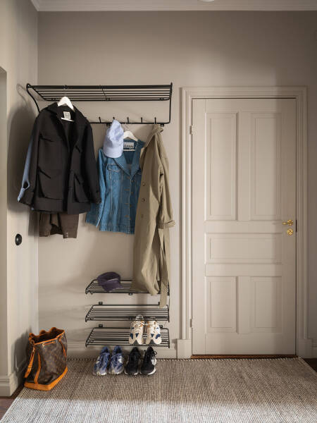 Бежевые стены, яркий декор и тёмная спальня: квартира в Гетеборге (68 кв. м)