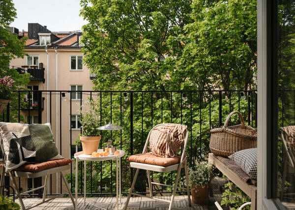 Маленькая шведская квартира с тёмным полом и спальней в нише (35 кв. м)