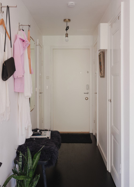 Маленькая шведская квартира с тёмным полом и спальней в нише (35 кв. м)