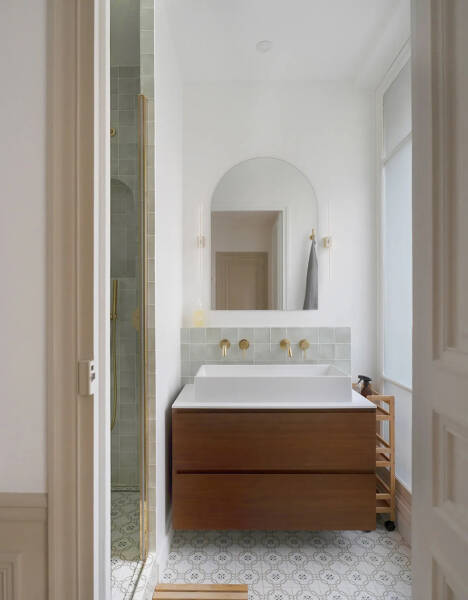 Арки, окна в пол и современные нотки: квартиры в старом доме в Париже