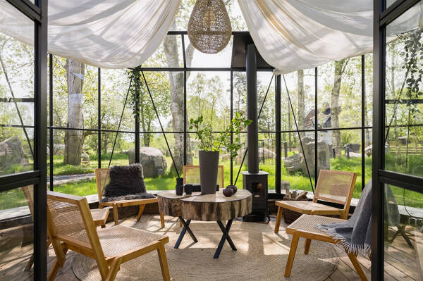 Стильный дом с чёрными элементами в декоре на месте старого амбара