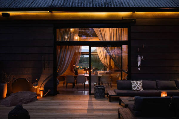 Стильный дом с чёрными элементами в декоре на месте старого амбара