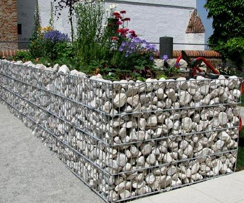 Заборы из камня в сетке