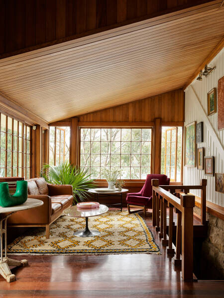 Уютные деревянные интерьеры старинного коттеджа на побережье в Австралии