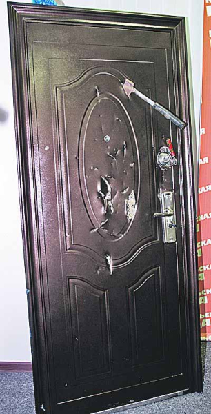 Нестандартное решение &mdash; двустворчатая металлическая входная дверь