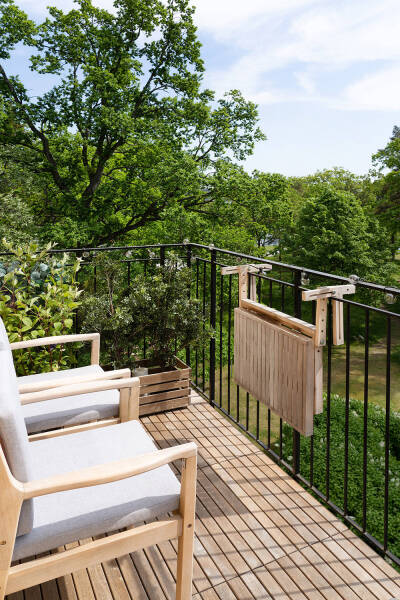 Оттенки синего и современное искусство: просторная квартира в Швеции с видом на озеро