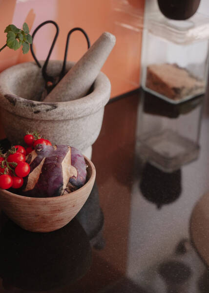 Маленькая шведская квартира с тёмным полом и спальней в нише (35 кв. м)