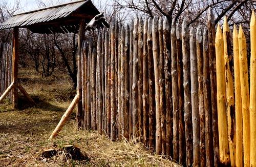 Строительство забора из дерева и камня