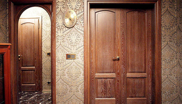 Нестандартное решение &mdash; двустворчатая металлическая входная дверь