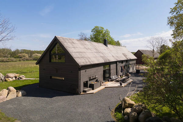 Стильный дом с чёрными элементами в декоре на месте старого амбара