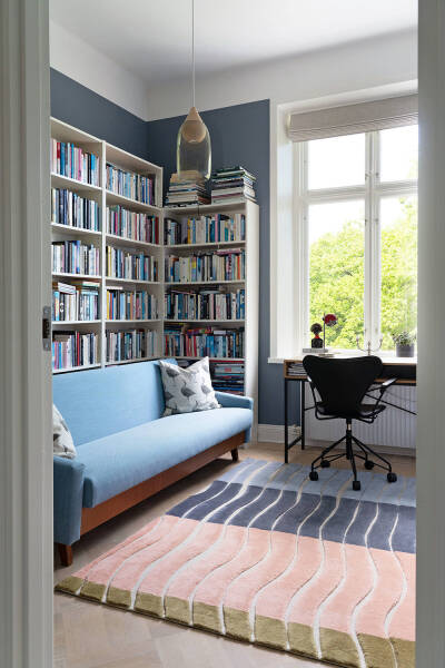 Оттенки синего и современное искусство: просторная квартира в Швеции с видом на озеро