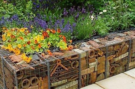 Заборы из камня в сетке