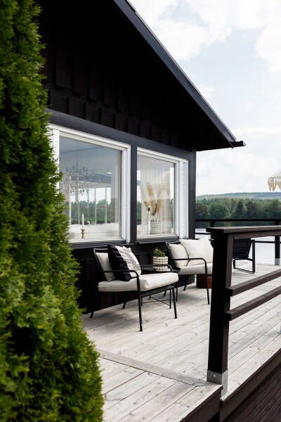 Уютный домик у озера в Швеции с белыми интерьерами