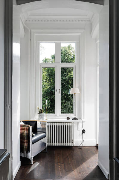 Стильная черно-белая классика и парк за окном: квартира в Гетеборге