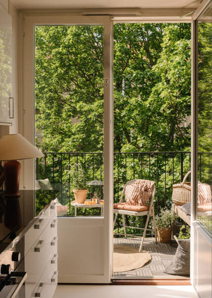 Маленькая шведская квартира с тёмным полом и спальней в нише (35 кв. м)