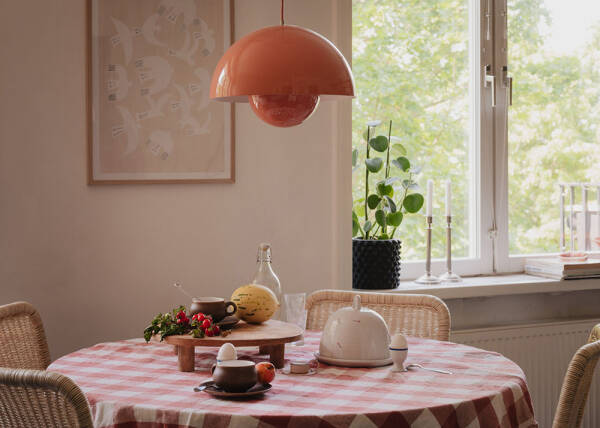 Маленькая шведская квартира с тёмным полом и спальней в нише (35 кв. м)