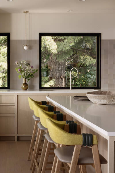 Расслабляющий интерьер на берегу океана в Калифорнии