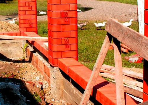 Строительство забора из белого и красного кирпича