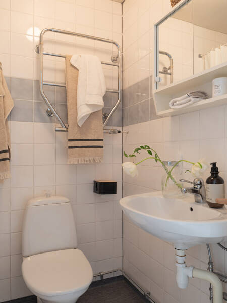 Мягкий интерьер маленькой шведской квартиры с приятным декором (40 кв. м)