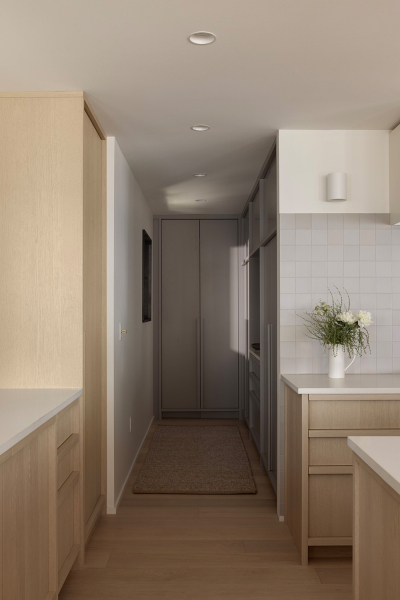 Расслабляющий интерьер на берегу океана в Калифорнии