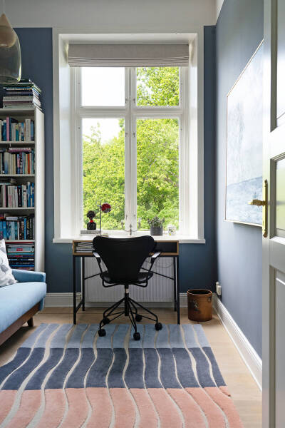 Оттенки синего и современное искусство: просторная квартира в Швеции с видом на озеро