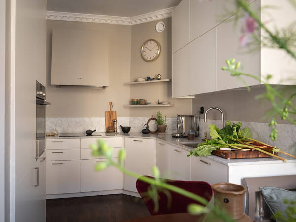 Бежевые стены, яркий декор и тёмная спальня: квартира в Гетеборге (68 кв. м)