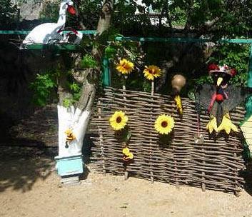 Возведение забора тын