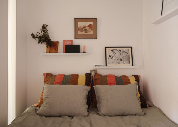 Маленькая шведская квартира с тёмным полом и спальней в нише (35 кв. м)