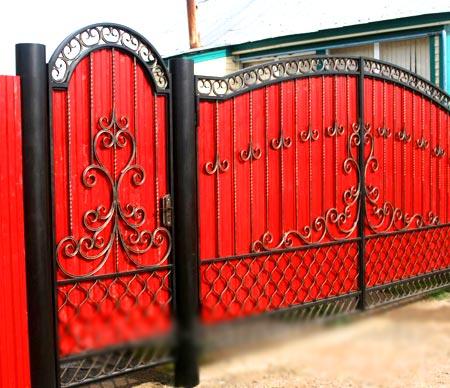 Калитки из профнастила с элементами ковки