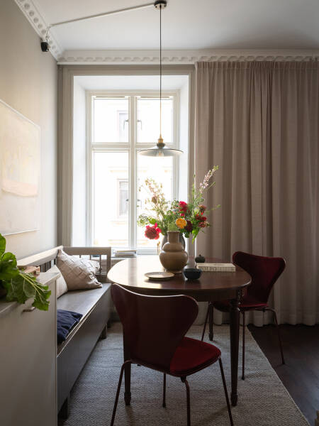 Бежевые стены, яркий декор и тёмная спальня: квартира в Гетеборге (68 кв. м)